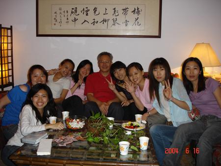 2004 (12).jpg - Jun 16, 2004 迎新送舊(老師家) [Lab newcomer welcome party (Prof. Shiau's house)]-3